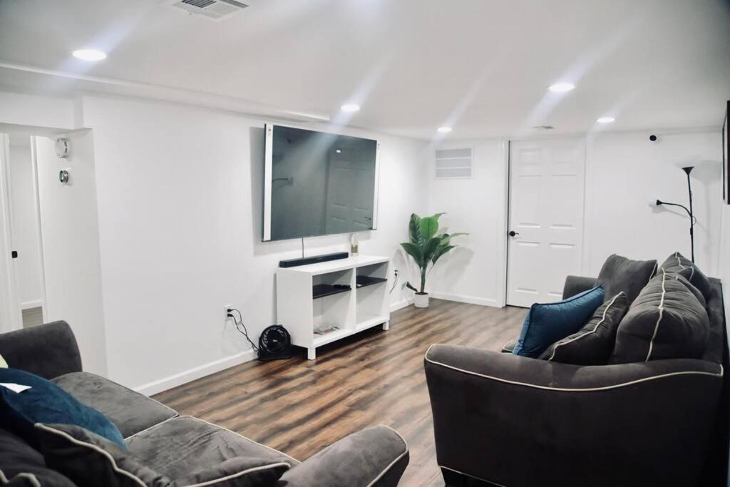 Cozy 2 Bedrooms & 1 Bath image