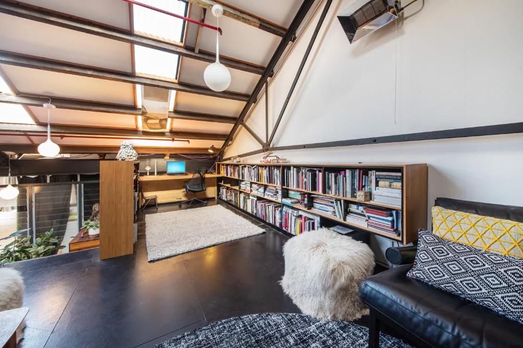 Spacious Warehouse Conversion 2 Bdrms & Parking photo 2