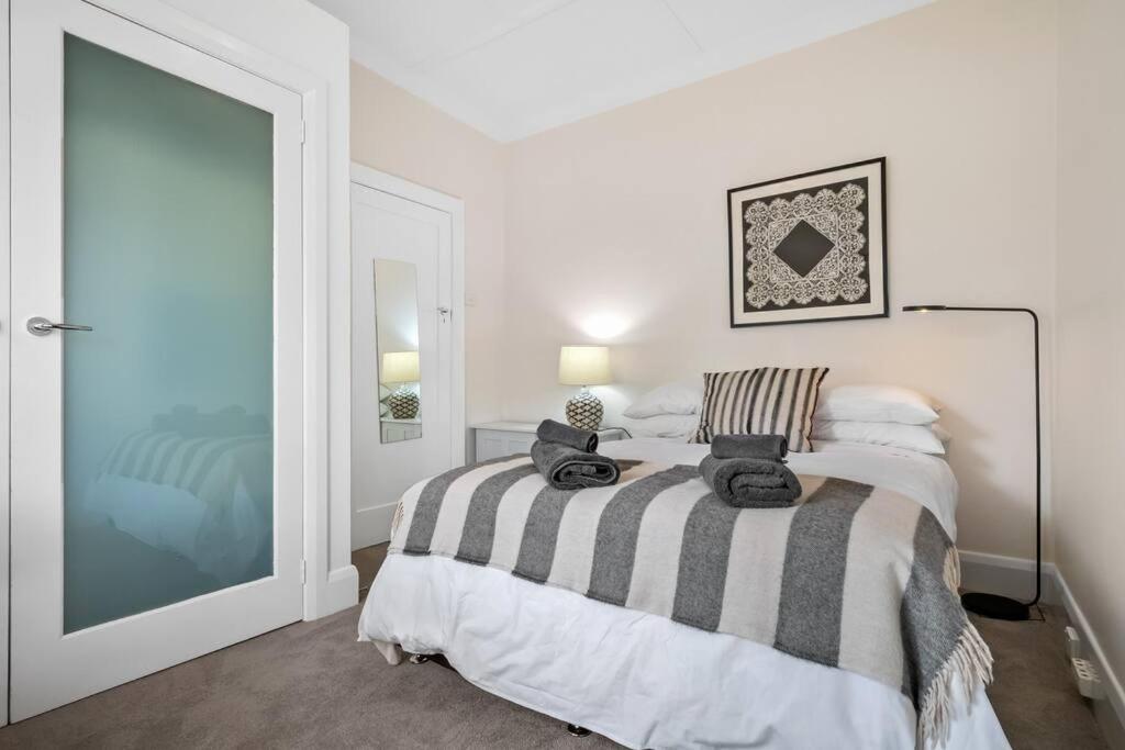 Two Terrific Albert Park Apartments photo 1