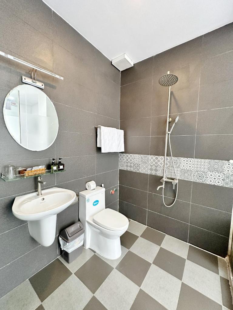 RedDoorz Plus near Hoang Van Thu Park 2