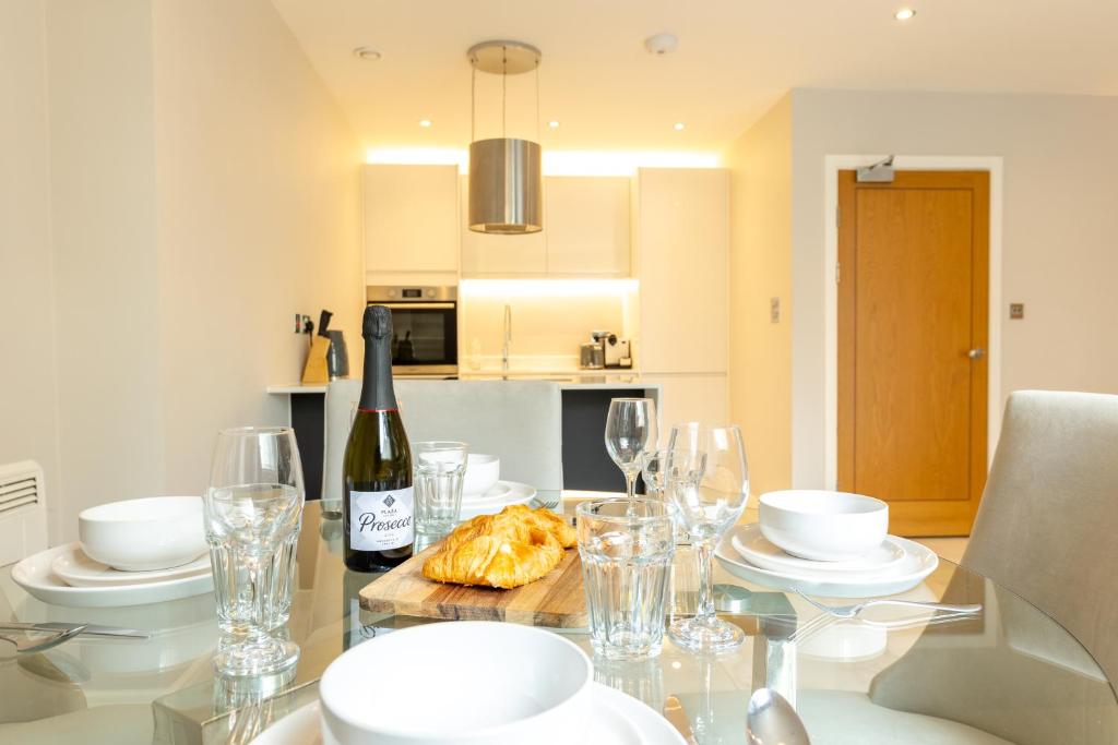 Exclusive Cardiff City Centre Apartment - Tap to explore photos