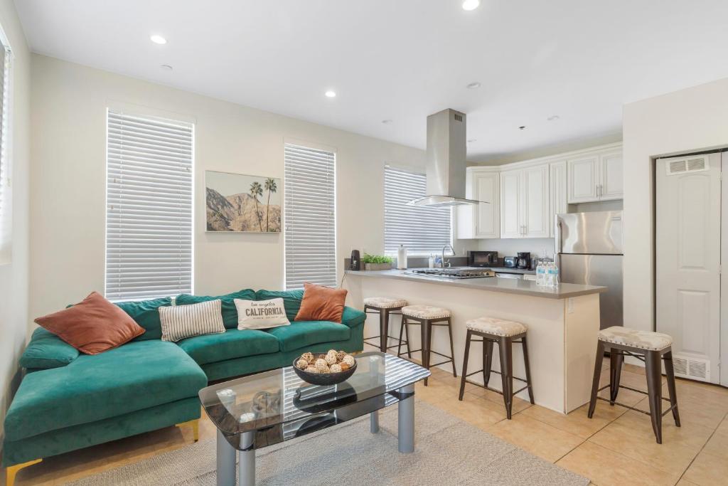 Two Bedroom Hollywood Condo image