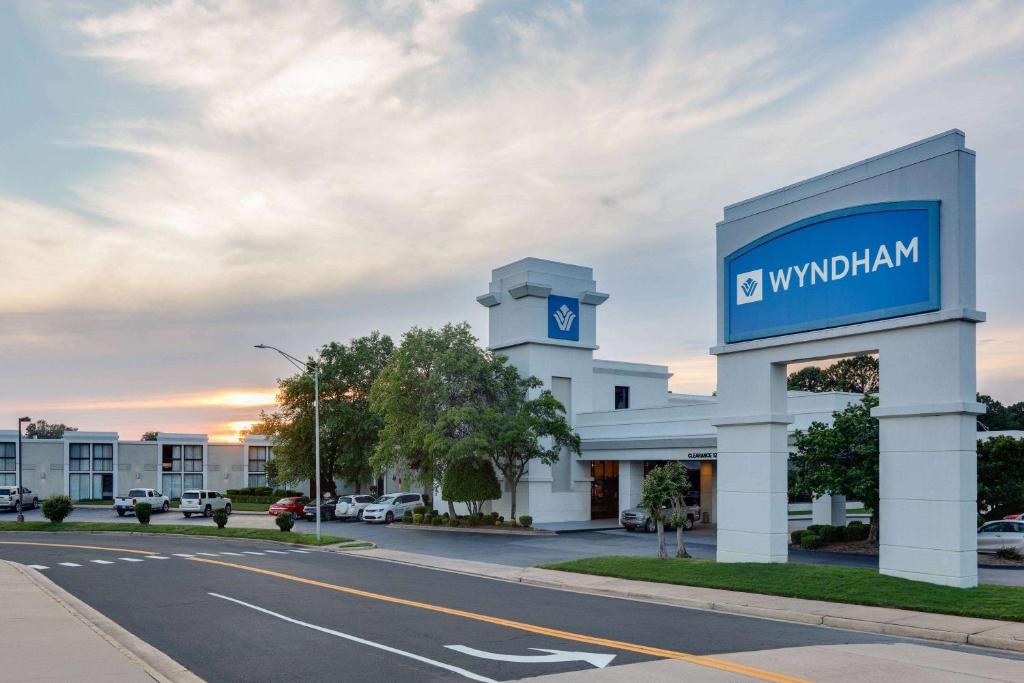 Wyndham Riverfront Little Rock image