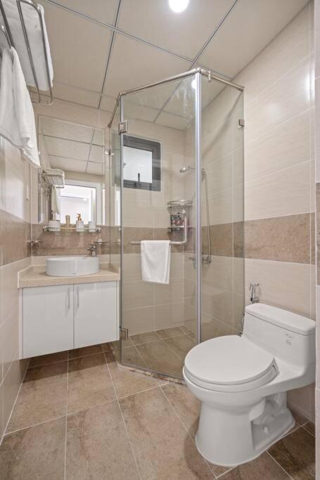 Modern 2 bedrooms with Pool- 19th floor, City view