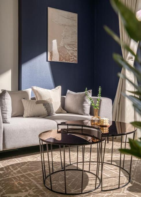 Modern 2 bedrooms with Pool- 19th floor, City view