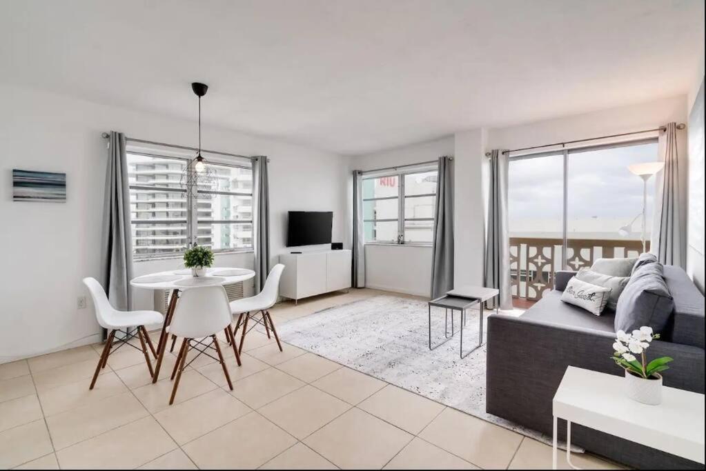 1203- Modern 1BR & 2BA Apartment with Balcony image