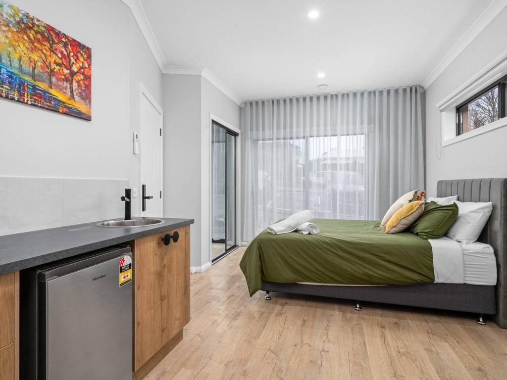 Central Studio in new townhouse photo 1