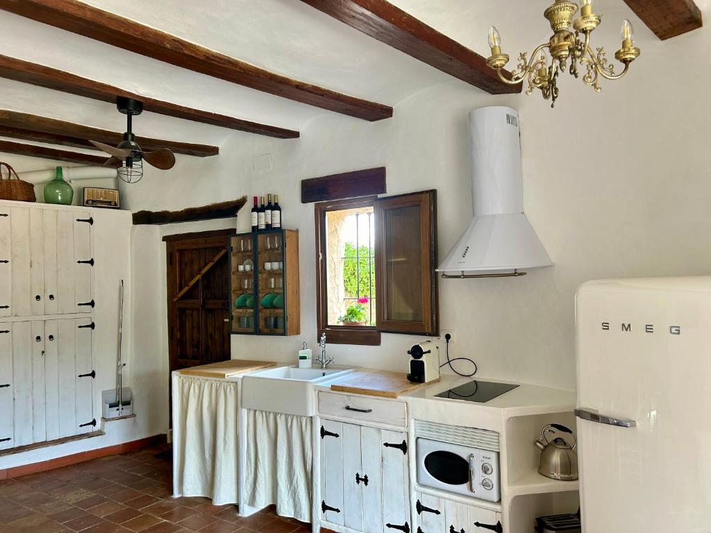 Authentic Cave House with Views - Cova L'Aljub - Tap to explore photos