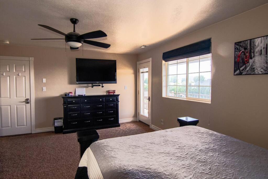 Tacit Shadow Resort Escape Dual Suite, Gym, Coffee Bar, Hot-Tub, Free Laundry, Food Available image