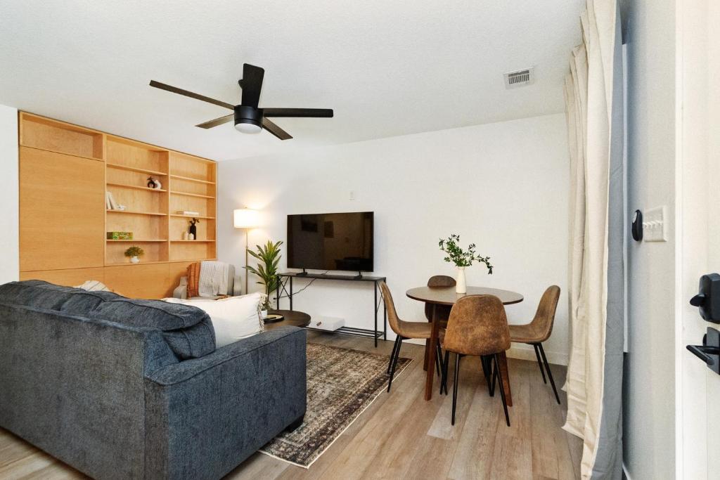 Chic & Cozy Condo in Manhattan with Free Parking & WiFi image