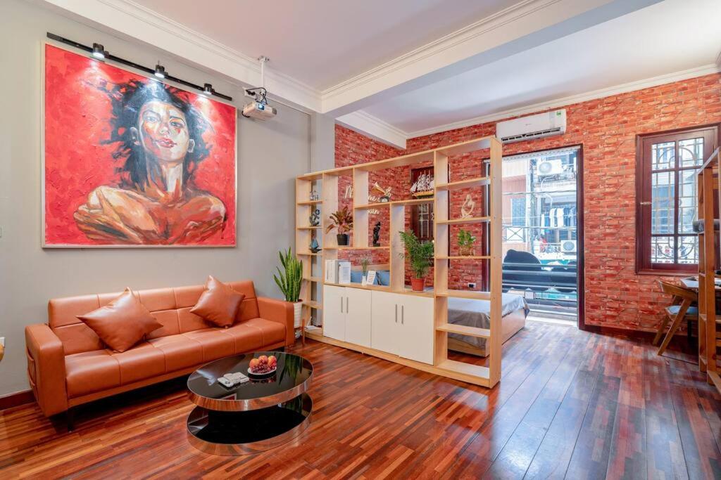 An House - CINE Apt - Street food, Projector, Washer, 10 mins to Hoan Kiem