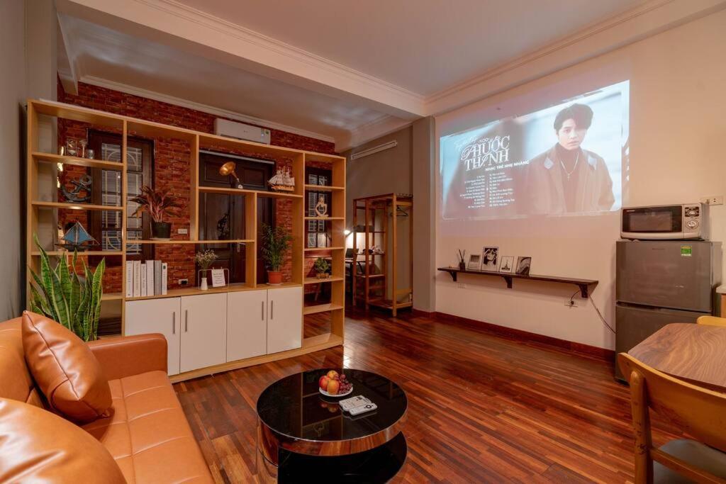 An House - CINE Apt - Street food, Projector, Washer, 10 mins to Hoan Kiem