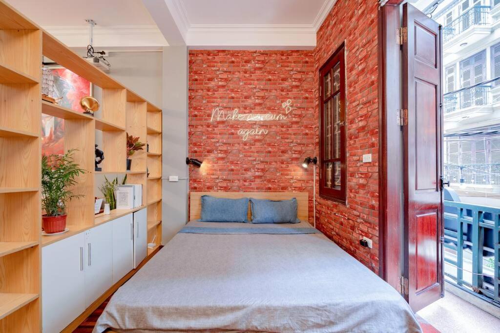 An House - CINE Apt - Street food, Projector, Washer, 10 mins to Hoan Kiem