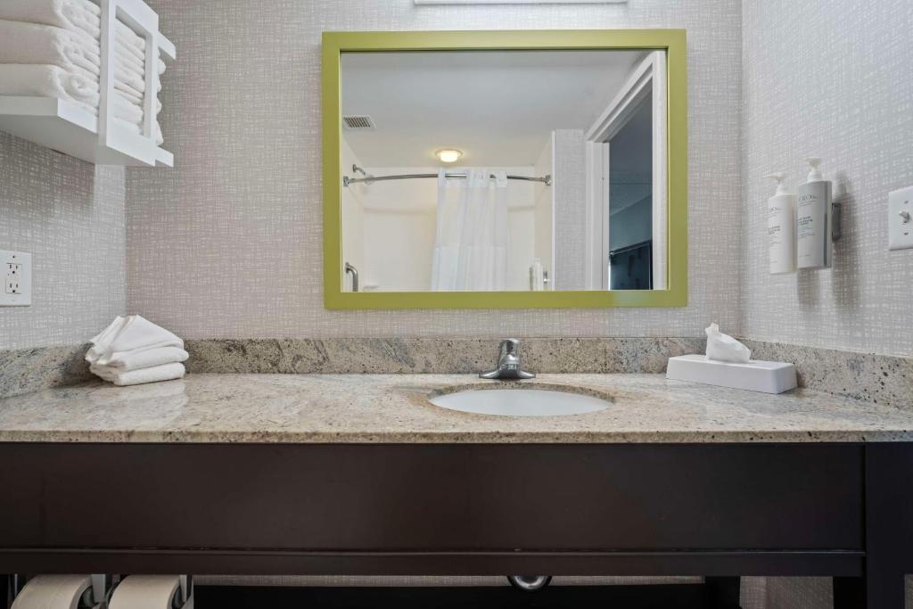 HAMPTON INN RIDGEFIELD PARK NJ - Tap to explore photos