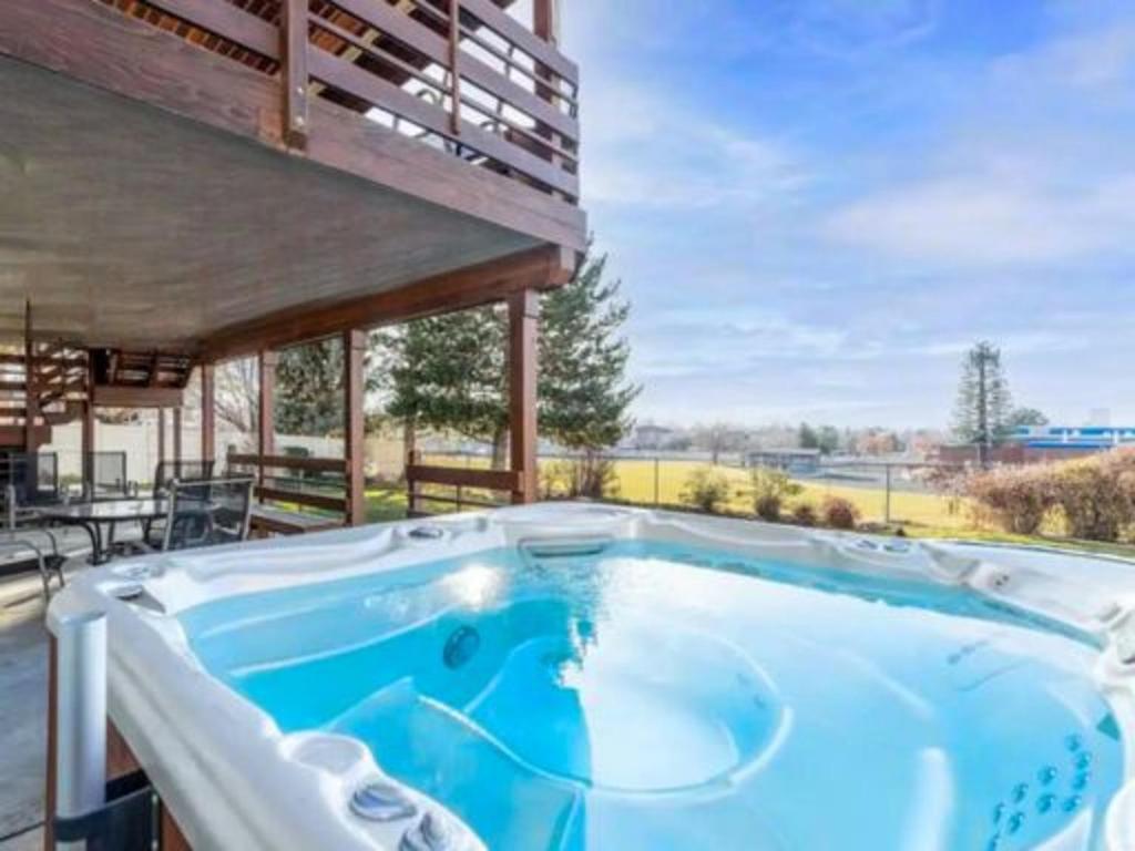 Charming 2br With Hot Tub image