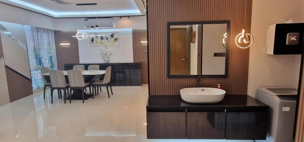 Elegant Secured Family Apartment with Open Space photo 2