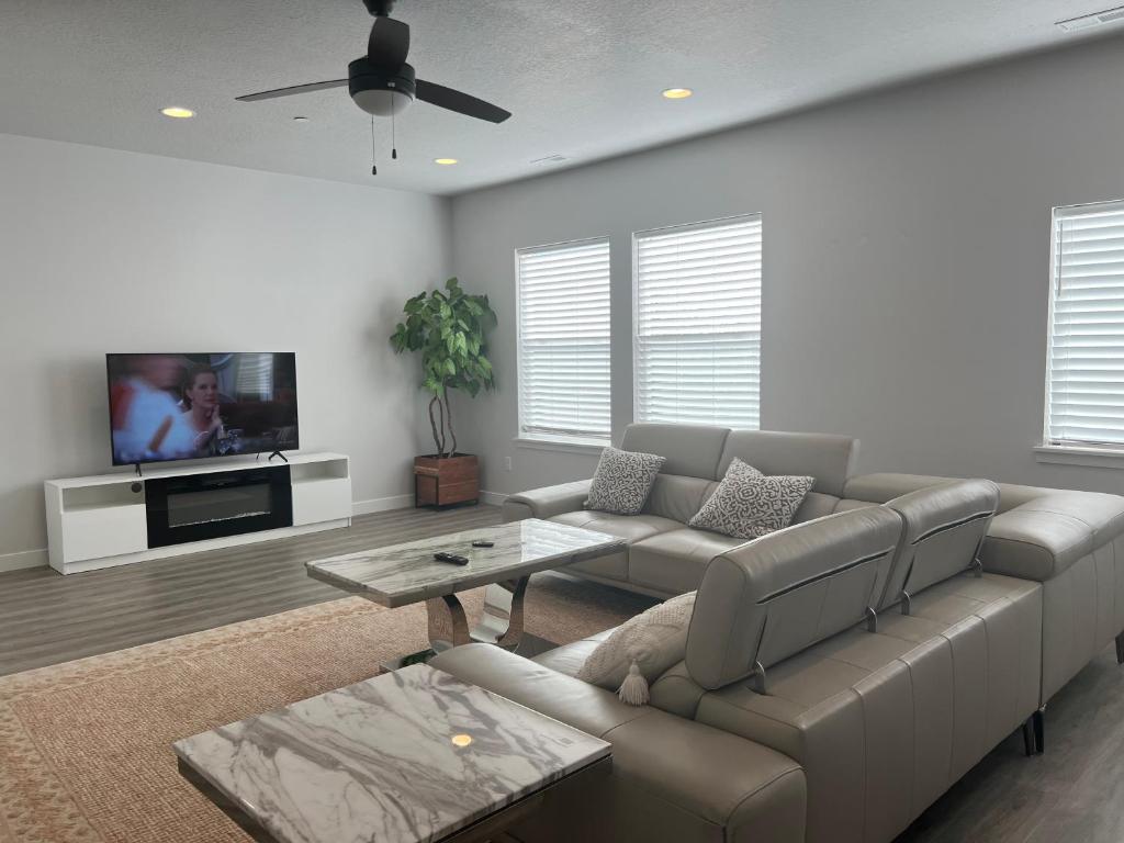 Modern Town House, Five-Star Home image