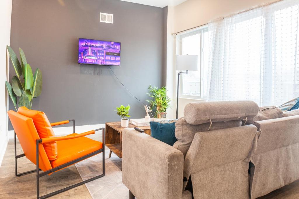 2bed2bath-wd-queenbed-workdesk image