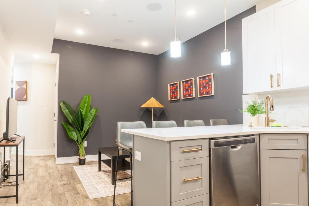 Spacious 4bed3bath Wd,parking,sleeps10,yard image