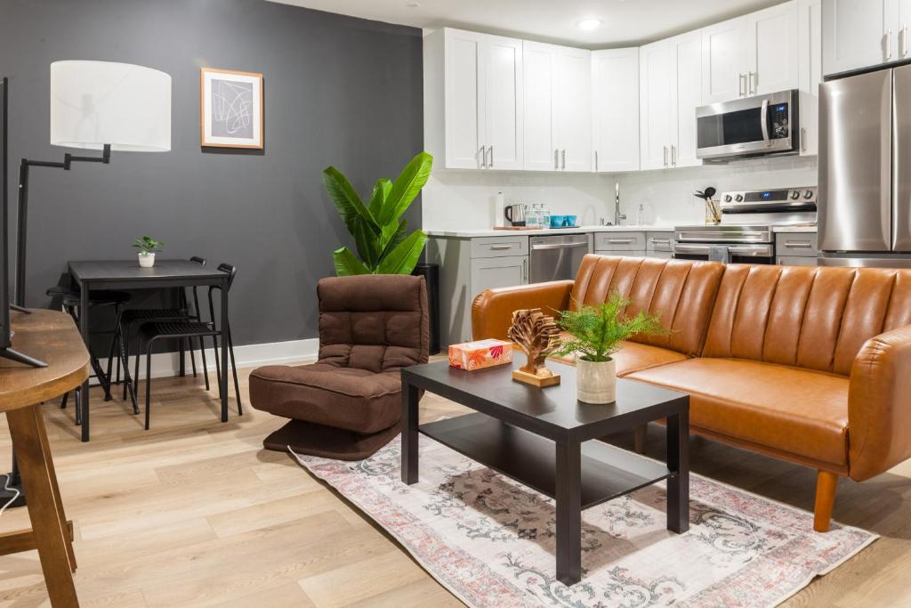 Deluxe 3-bdrm Oasis Dtwdparking-wifi-sleeps8 image
