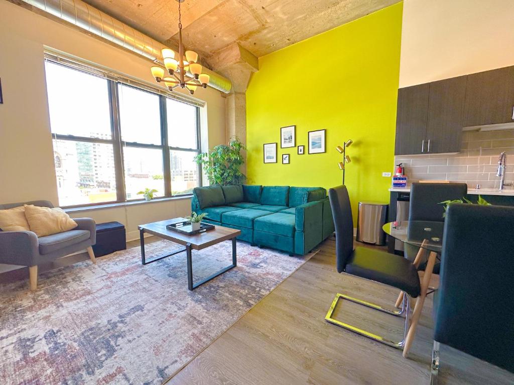 McCormick Place modern 2br-2ba loft in Downtown Chicago Michigan avenue for up to 8 guests with Optional Parking image