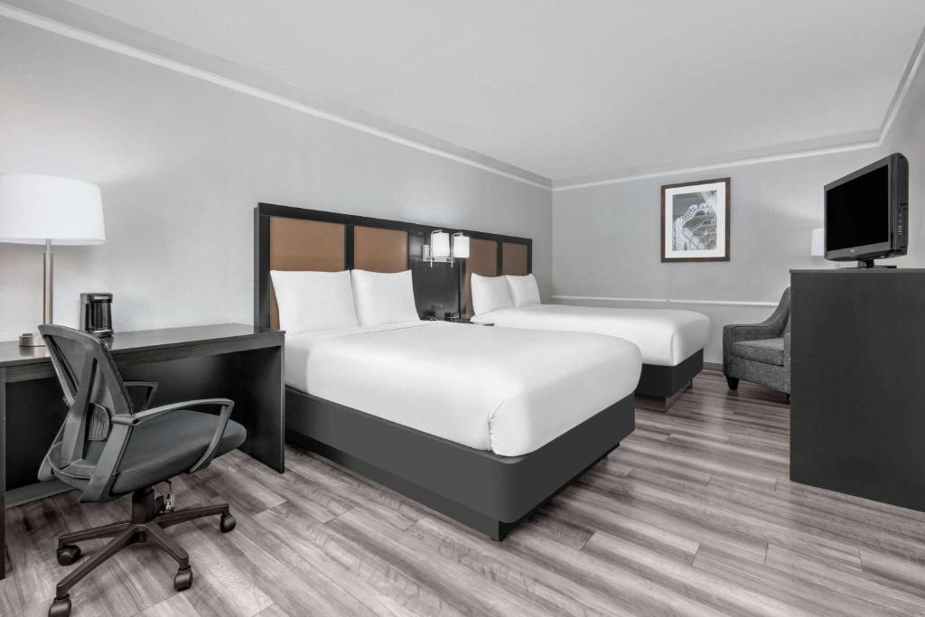 Baymont by Wyndham Austin University Area image