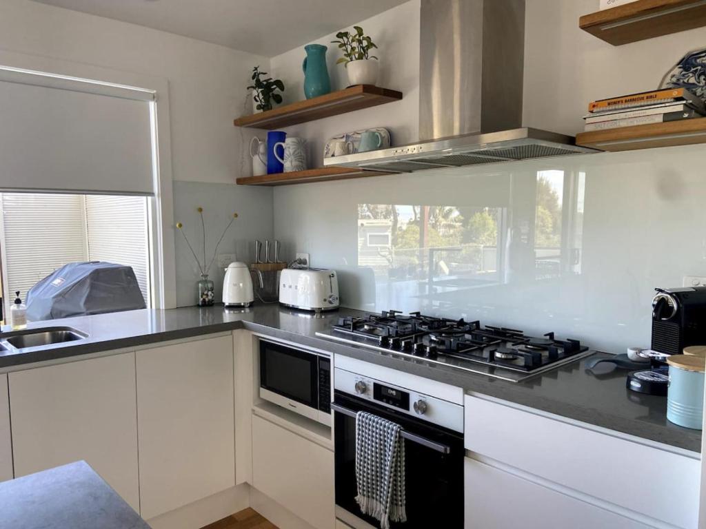 Lavish Home 4mins to the Beach Pet- Friendly House - Hosted by Canstay photo 2