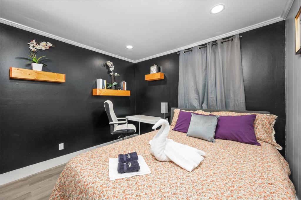 Charming Urban Studio Near Rice University & Museum District - Tap to explore photos