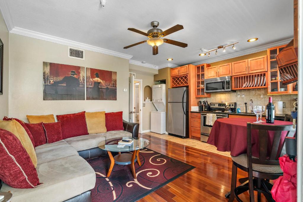 Romance in the City 1 Bdrm Studio in Downtown St Pete image