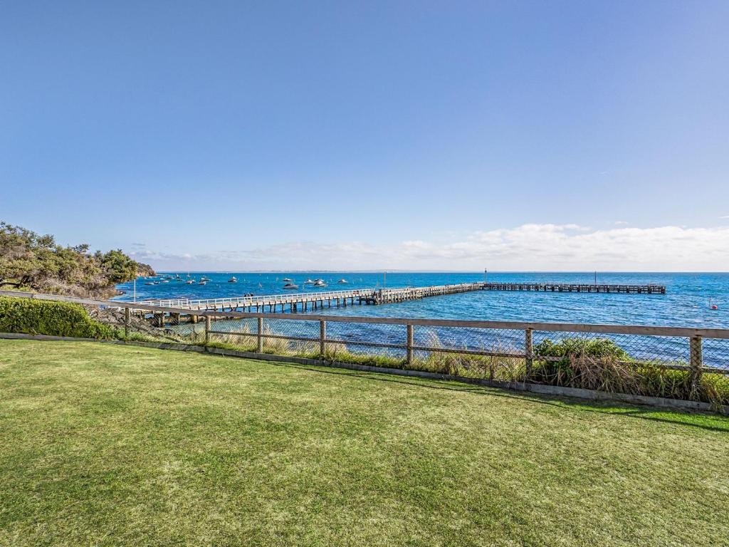 Waters Edge absolute beachfront photo 2