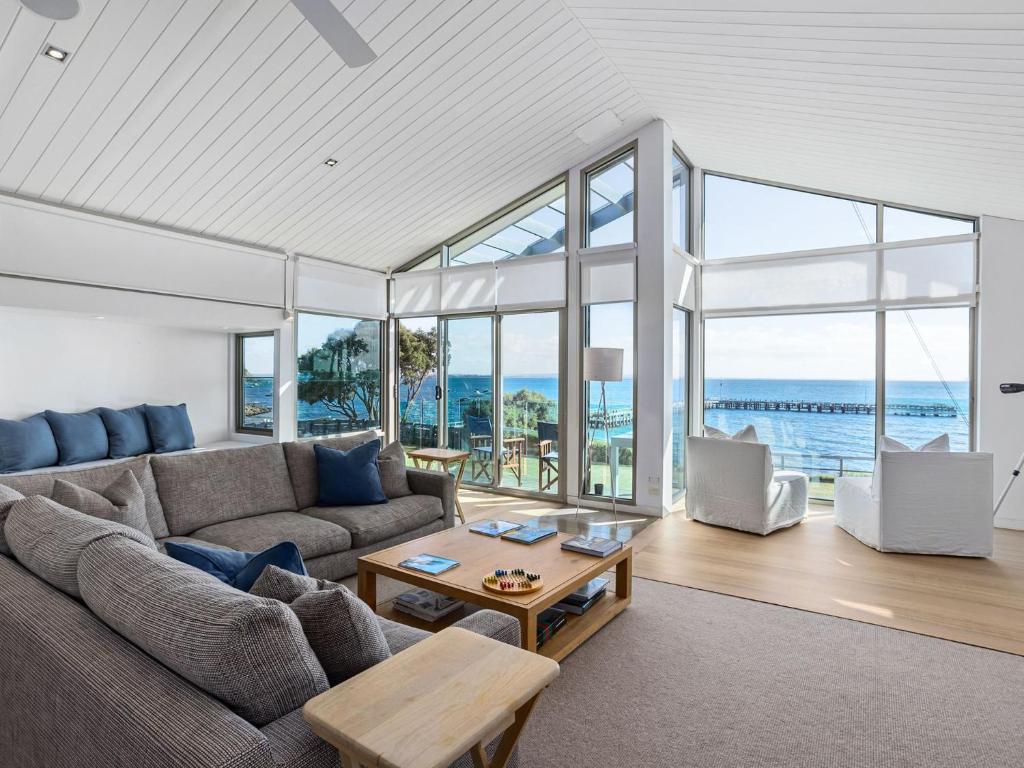 Waters Edge absolute beachfront photo 3