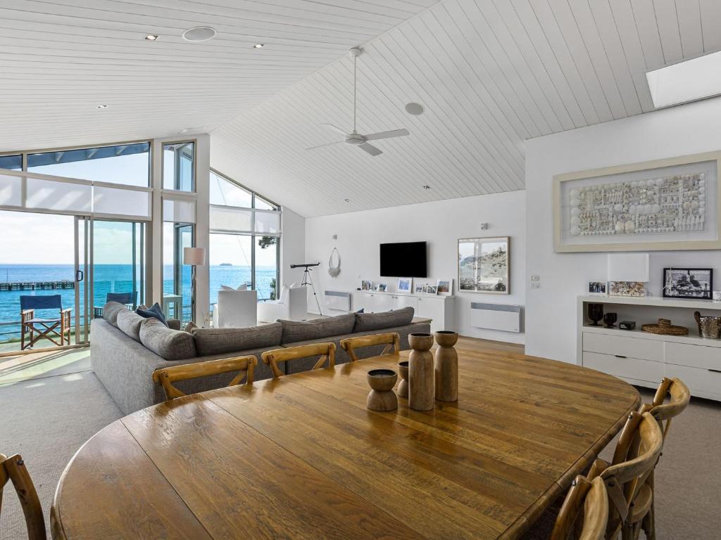 Waters Edge absolute beachfront photo 4