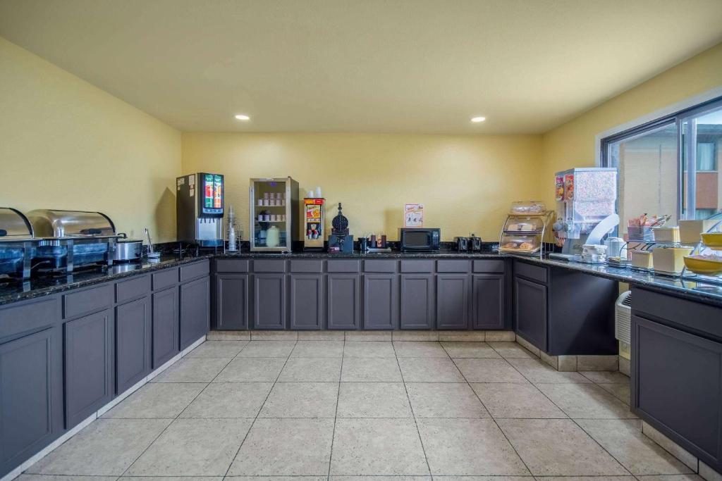 Days Inn & Suites by Wyndham Waterloo image