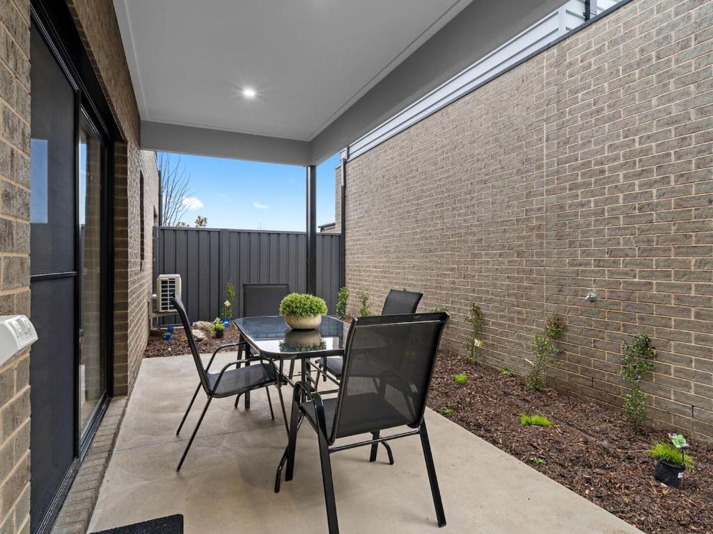 2 Bed Central New townhouse photo 3