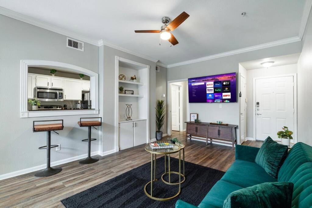 Downtown Modern Central Located 1Br image