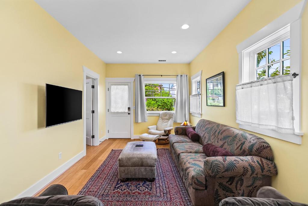 Phinney's Newest Family House with BBQ image