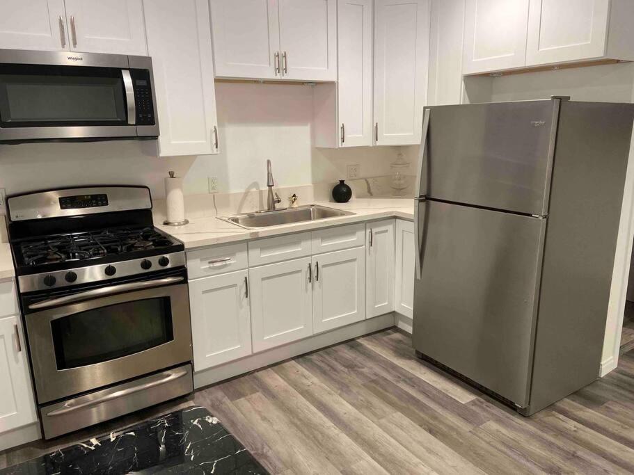 Private guest house with full kitchen and bathroom image