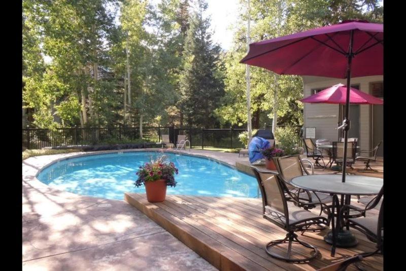 3 Bedroom Residence in Cascade Village Next to Chair Lift 20 and Shuttle Services to Vail Village image