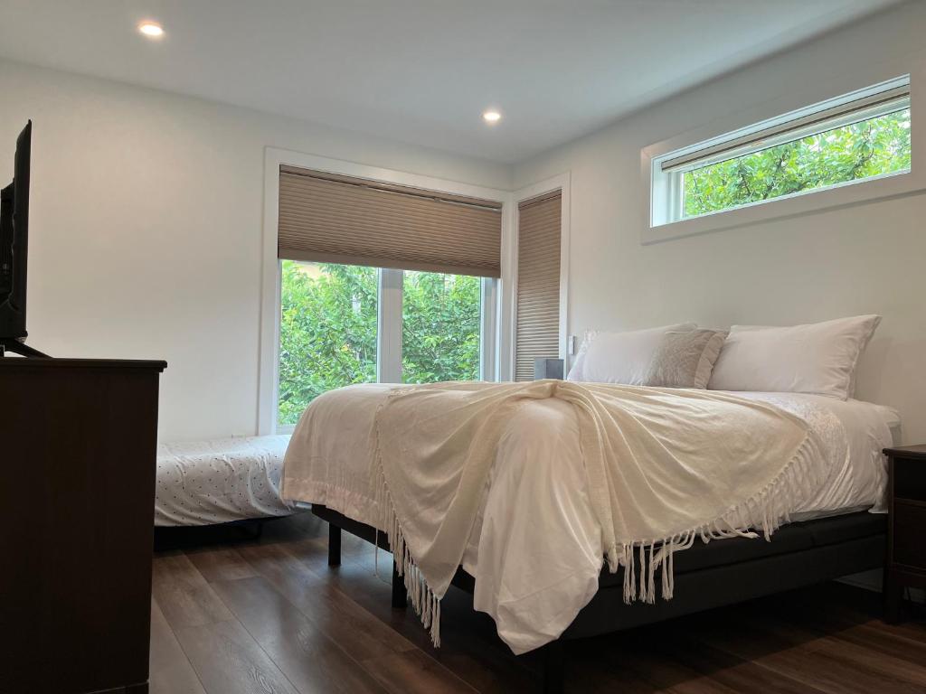 1 mile from downtown, near metro and free parking image