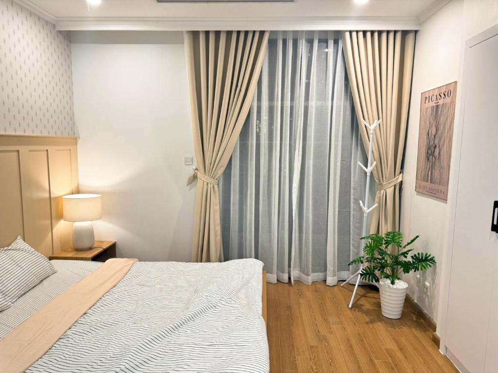 U Home - 1 BR apartment at Vinhomes Royal City