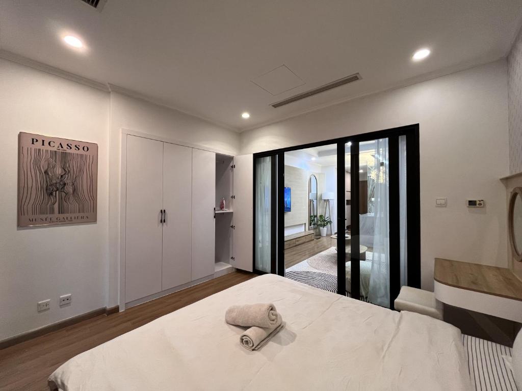 U Home - 1 BR apartment at Vinhomes Royal City