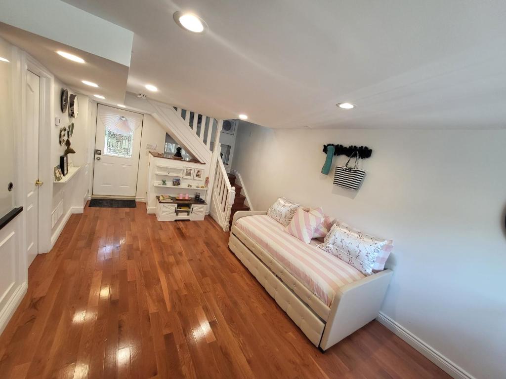 Downtown Toronto House Central 2BED 2BATH Subway Free Parking Room Type - Two-Bedroom Villa