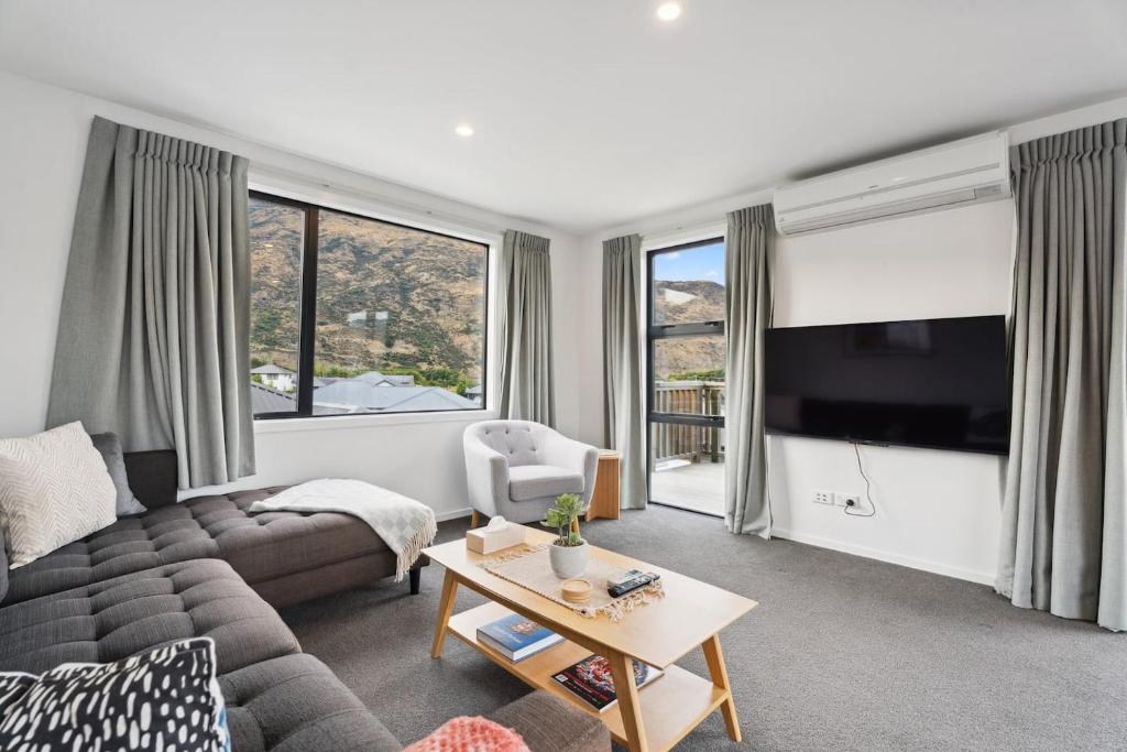 Modern Apartment with Coronet & Remarkables views - Tap to explore photos