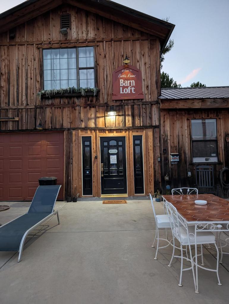 Rustic Rooms Barn Loft (Upstairs Studio Apartment) Near Kings Canyon & Sequoia National Parks image