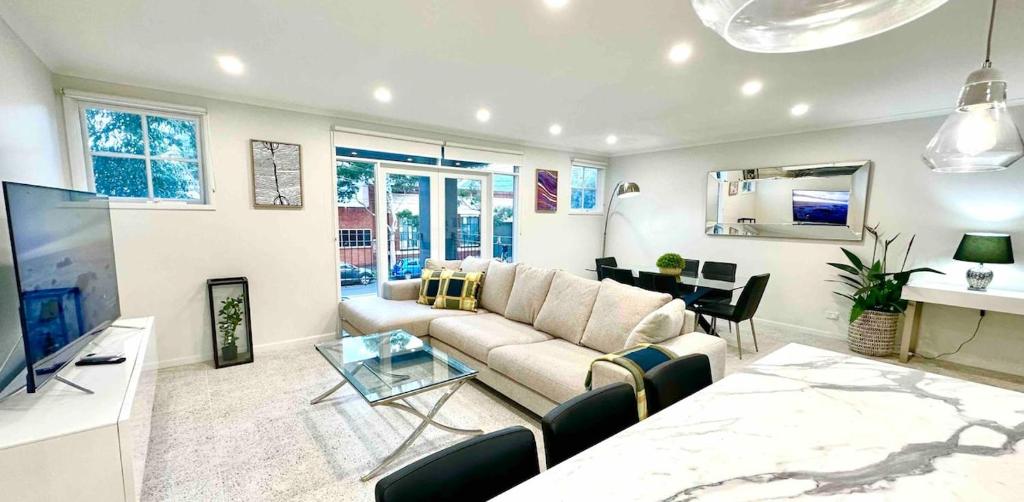 Garden Complex - Bright and Spacious 3-Bedroom Apartment photo 1