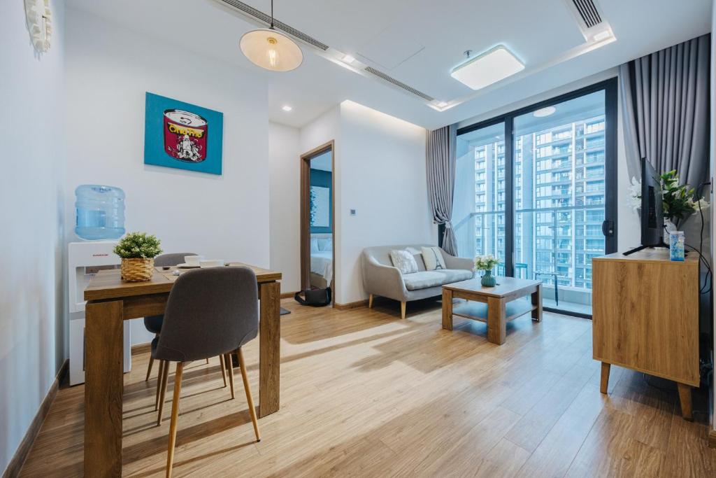 Luxury 2BR Apartment @ Vinhomes Metropolis Hanoi