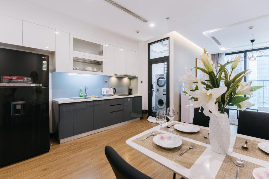 Luxury 2BR Apartment @ Vinhomes Metropolis Hanoi