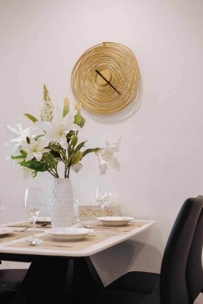 Luxury 2BR Apartment @ Vinhomes Metropolis Hanoi