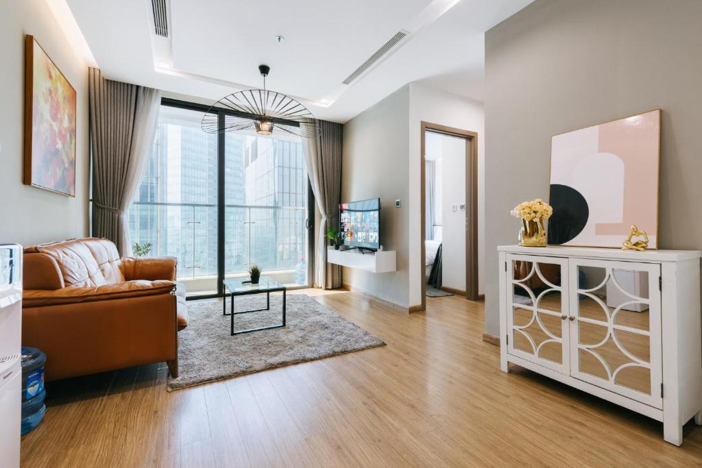Luxury 2BR Apartment @ Vinhomes Metropolis Hanoi