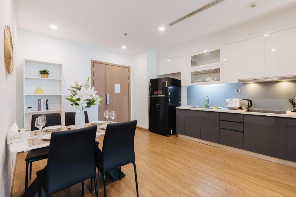 Luxury 2BR Apartment @ Vinhomes Metropolis Hanoi